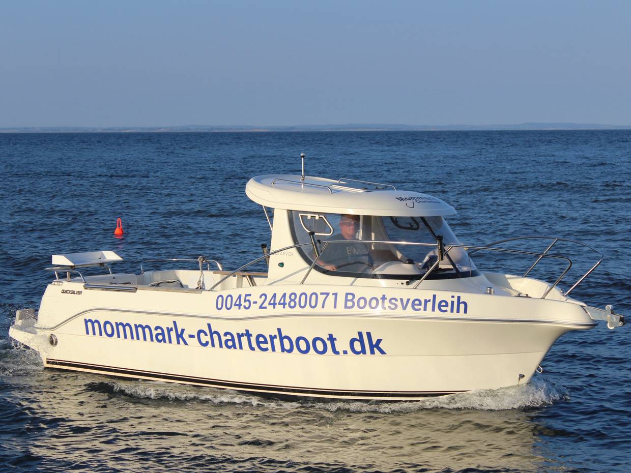 Weißes Motorboot mit blauer Aufschrift