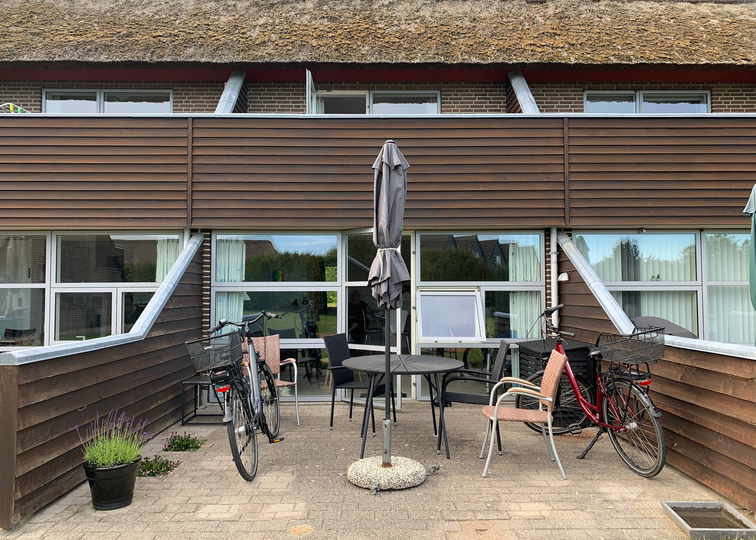 Zwei Fahrräder parken auf der Terrasse einer Ferienwohnung