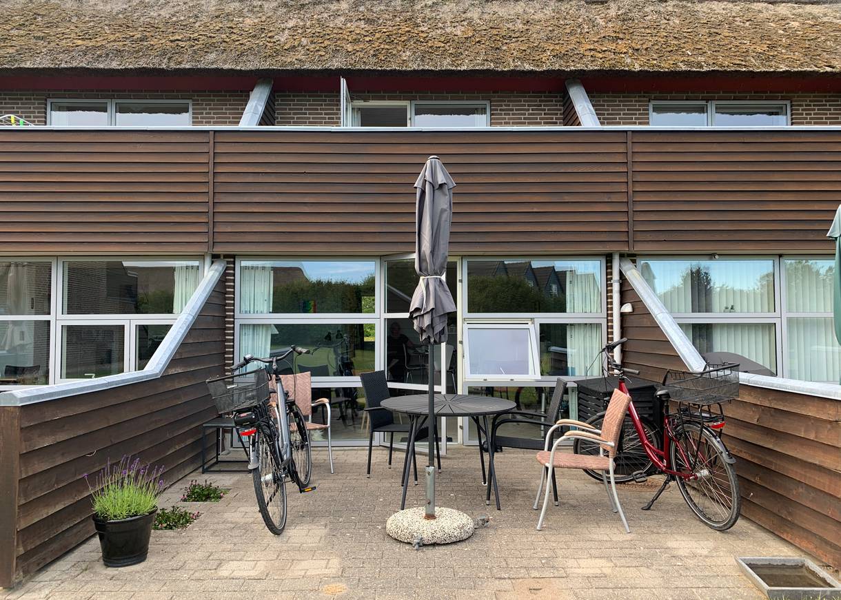 Zwei Fahrräder parken auf der Terrasse einer Ferienwohnung