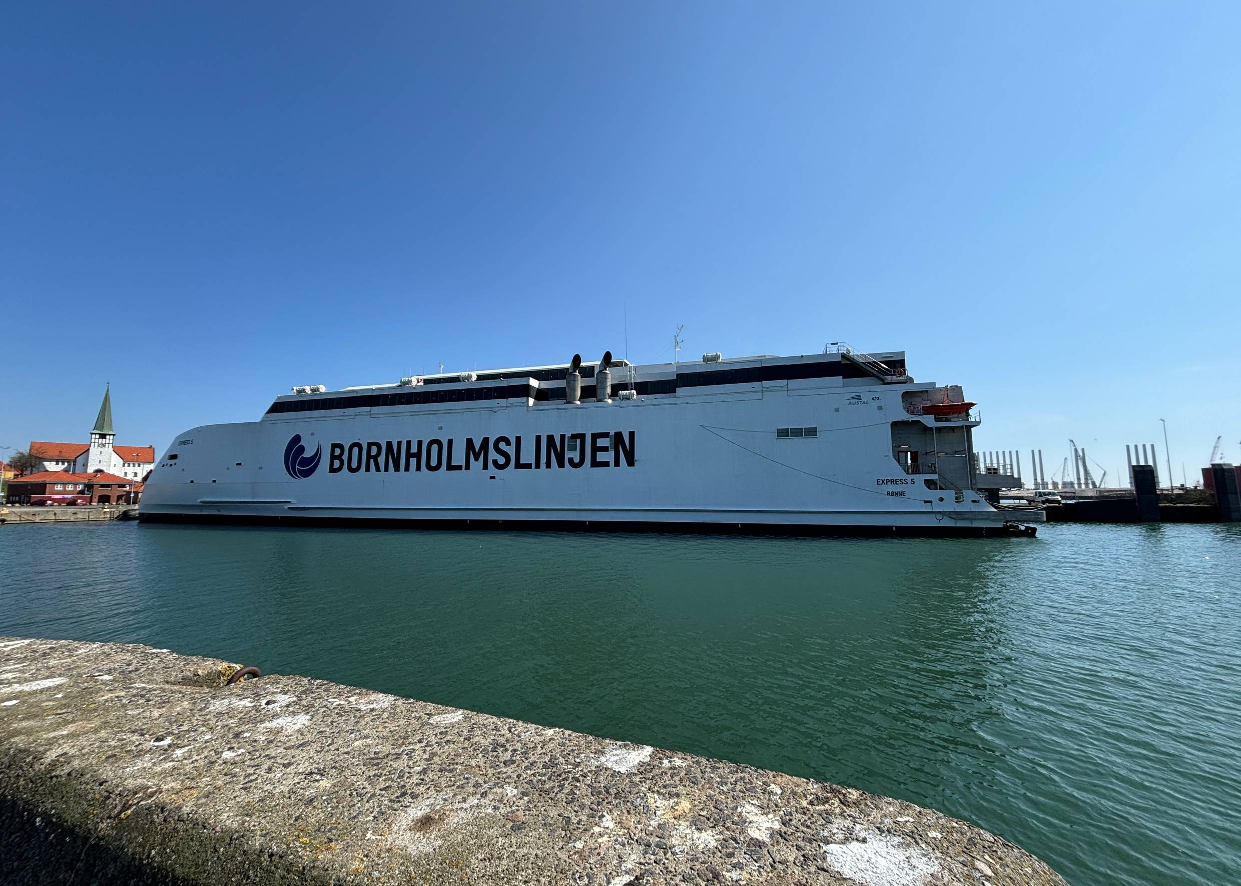 Blick auf die Fähre im Hafen von Rønne