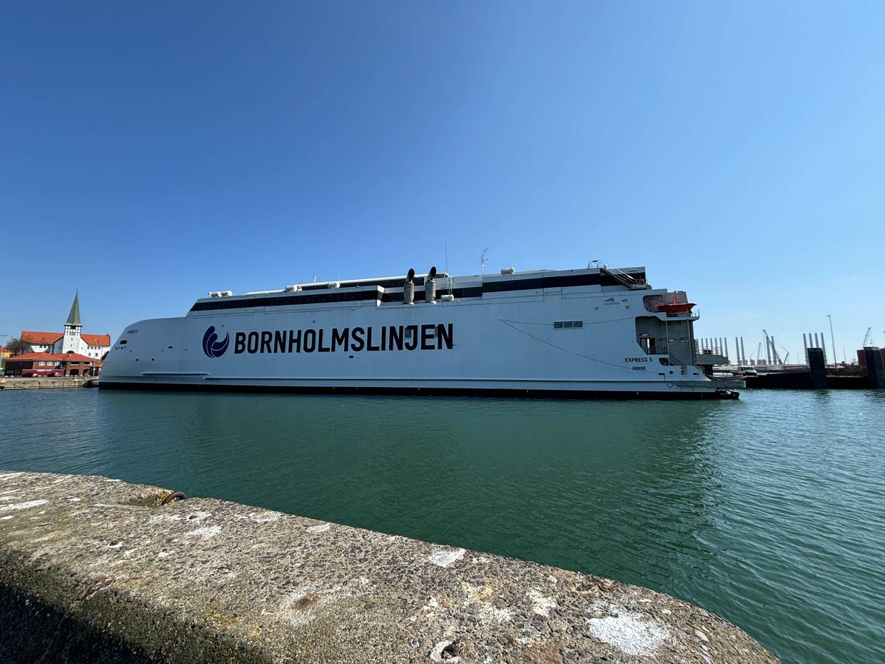 Blick auf die Fähre im Hafen von Rønne