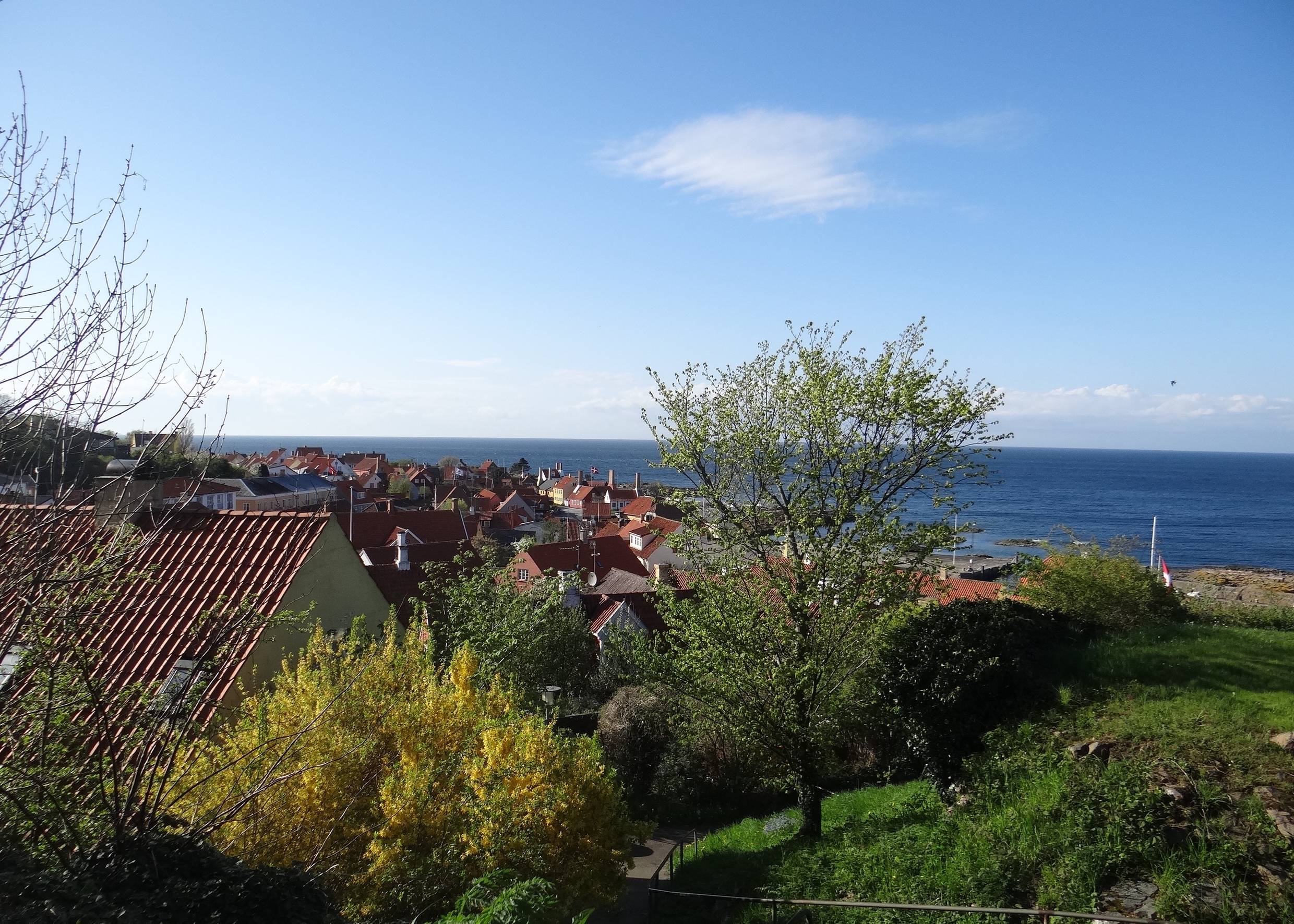 Blick von einem Hügel auf Gudhjem