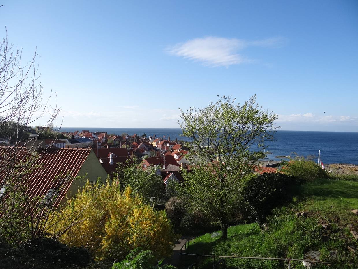 Blick von einem Hügel auf Gudhjem