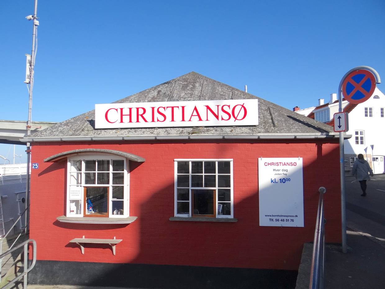 Rotes, kleines Haus mit einem Fährbüro