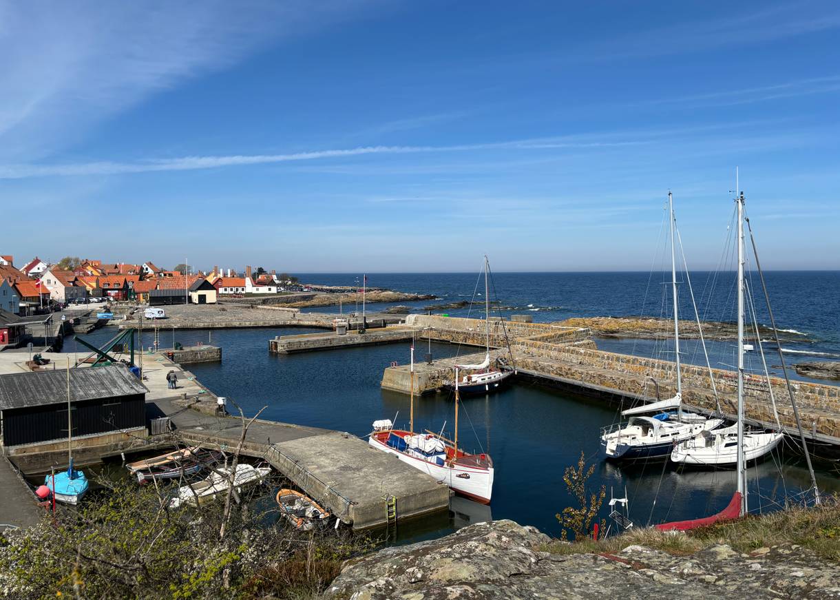 Hafenblick mit Segelbooten und Häusern vom Ort Gudhjem