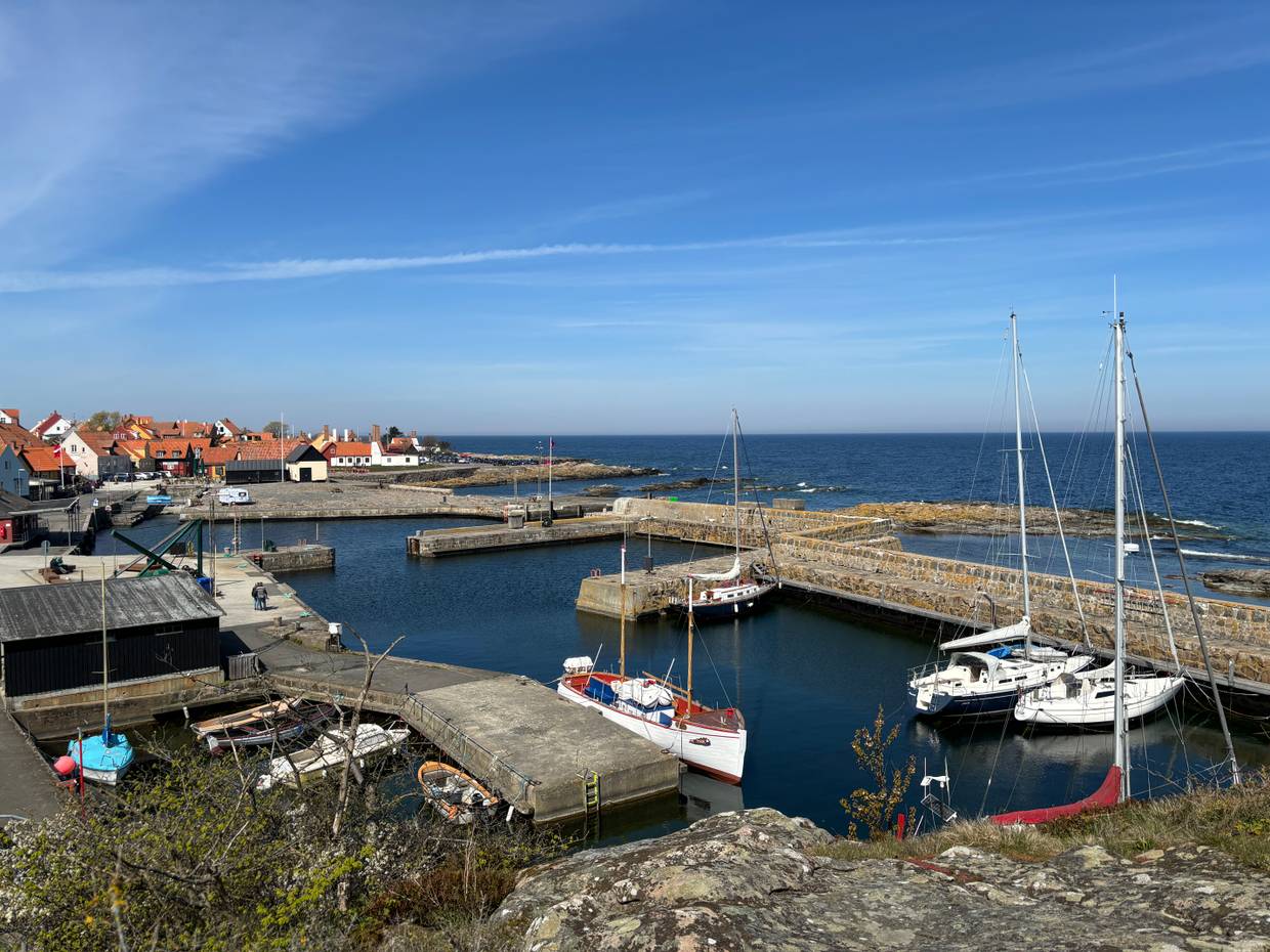 Hafenblick mit Segelbooten und Häusern vom Ort Gudhjem