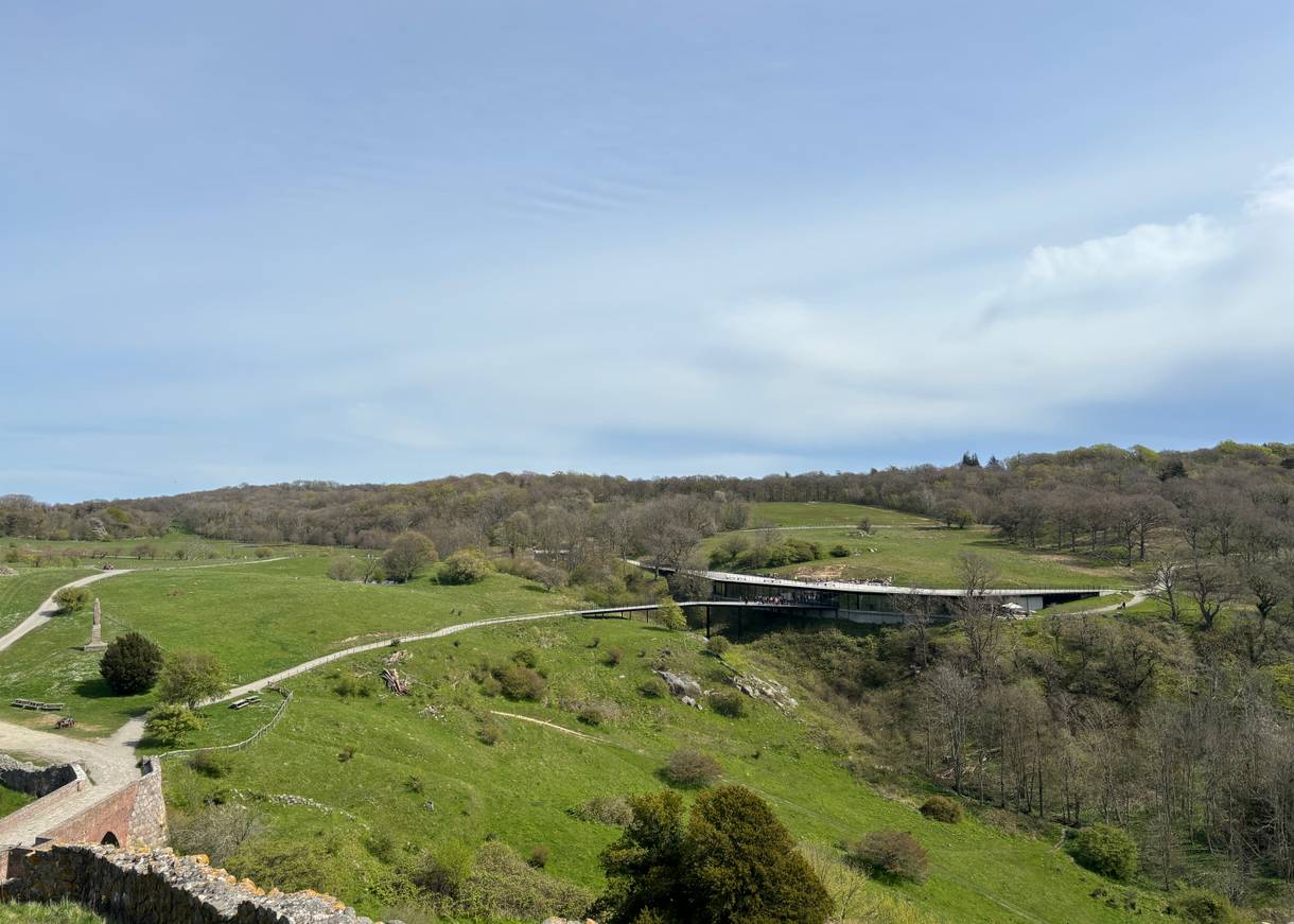 Aussicht von der Burgruine auf ein modernes Gebäude