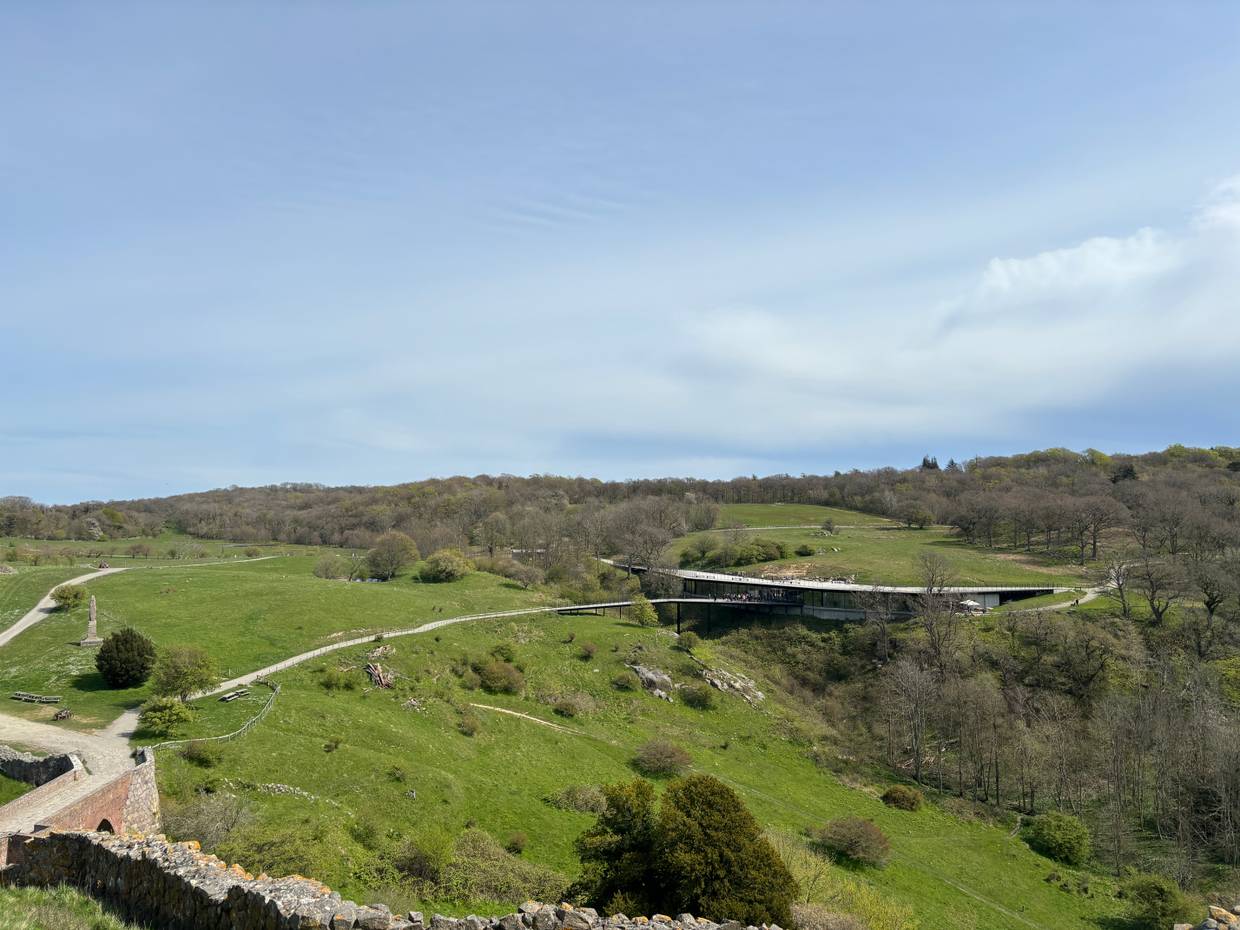 Aussicht von der Burgruine auf ein modernes Gebäude