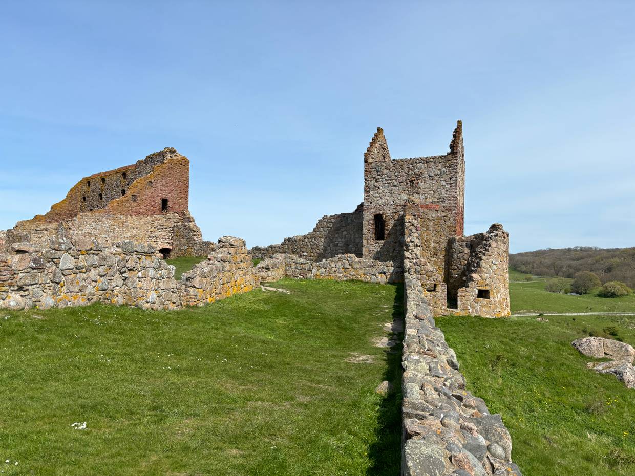 Blick auf eine Burgruine unter blauem Himmel 