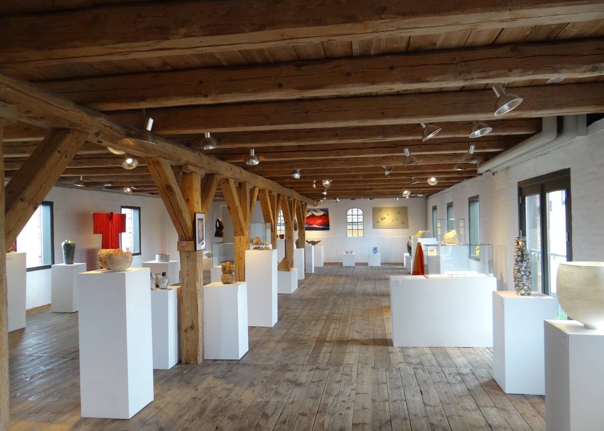 Kunsthandwerk in einer großen Halle mit Holzdecken und Böden