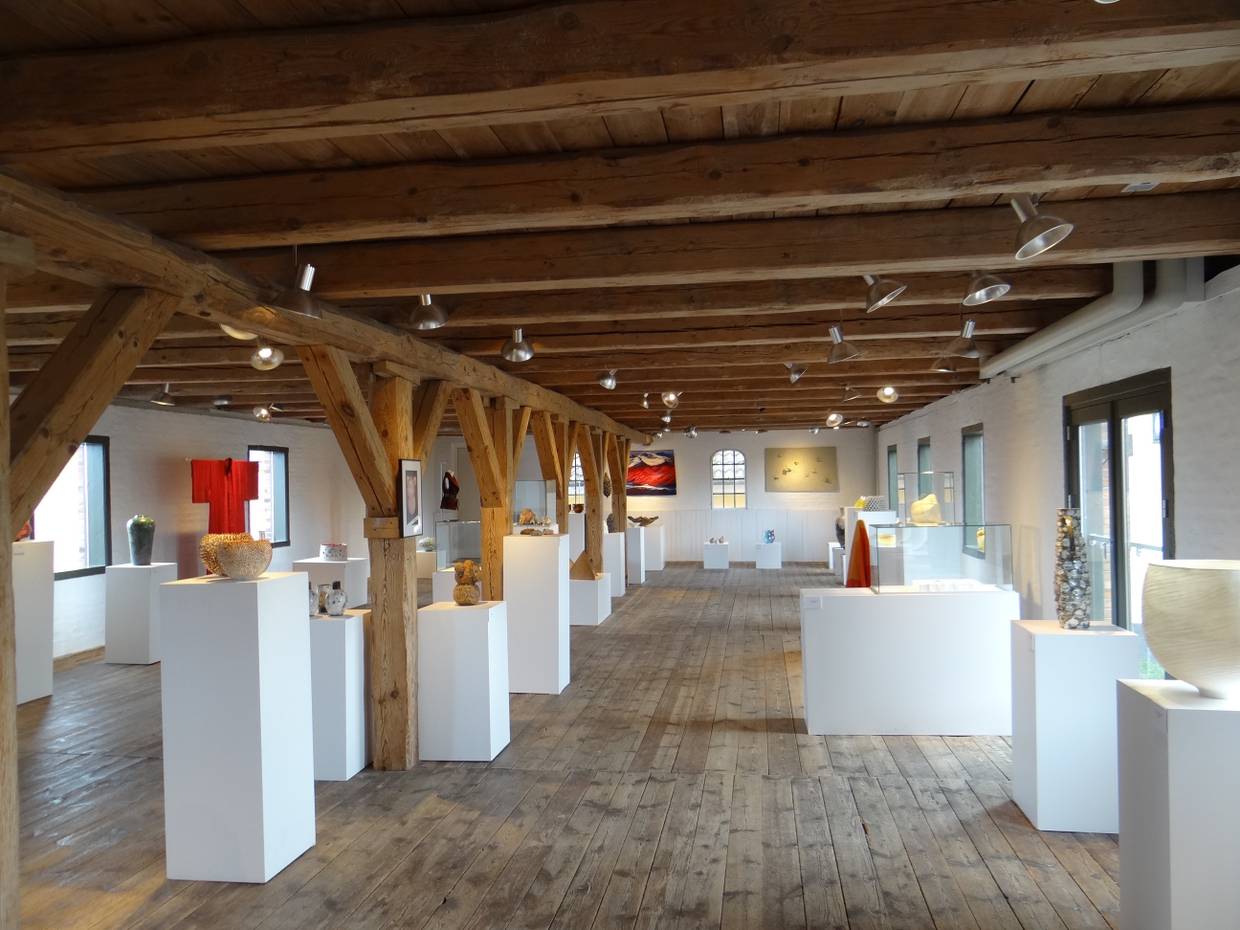 Kunsthandwerk in einer großen Halle mit Holzdecken und Böden