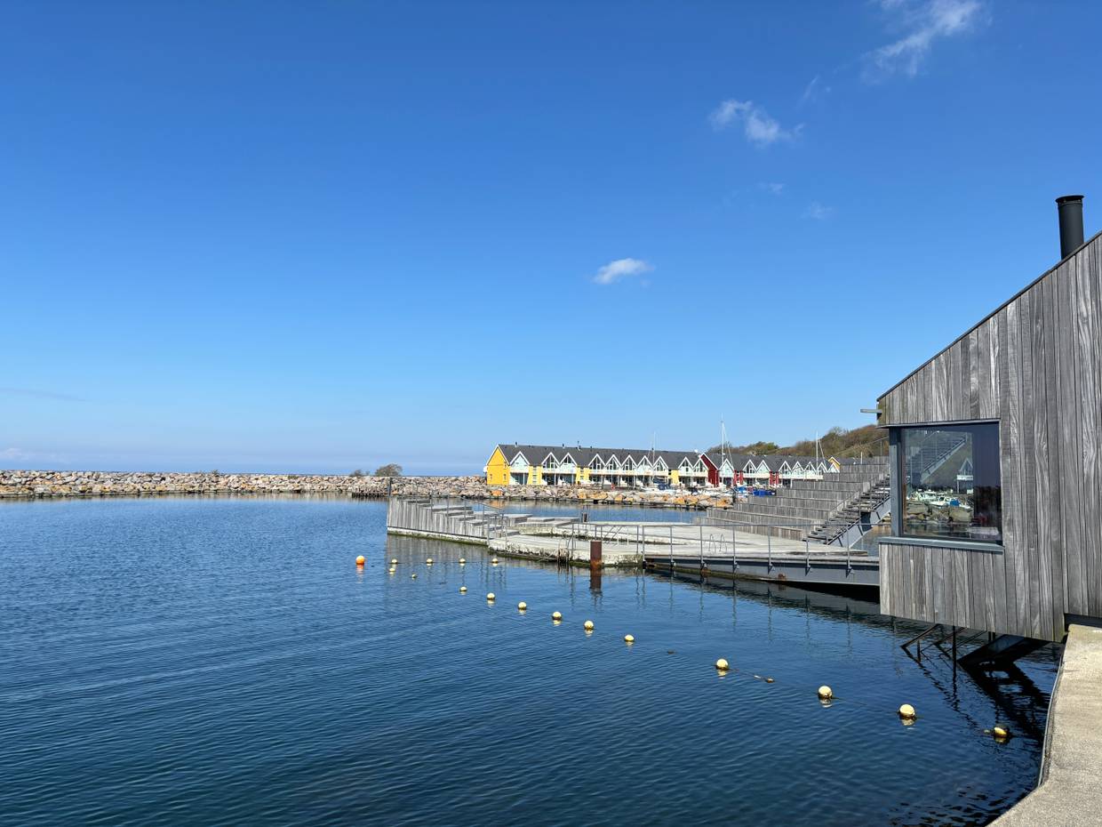 Ein Schwimmbecken mit Tribüne, das in einen Hafen gebaut ist