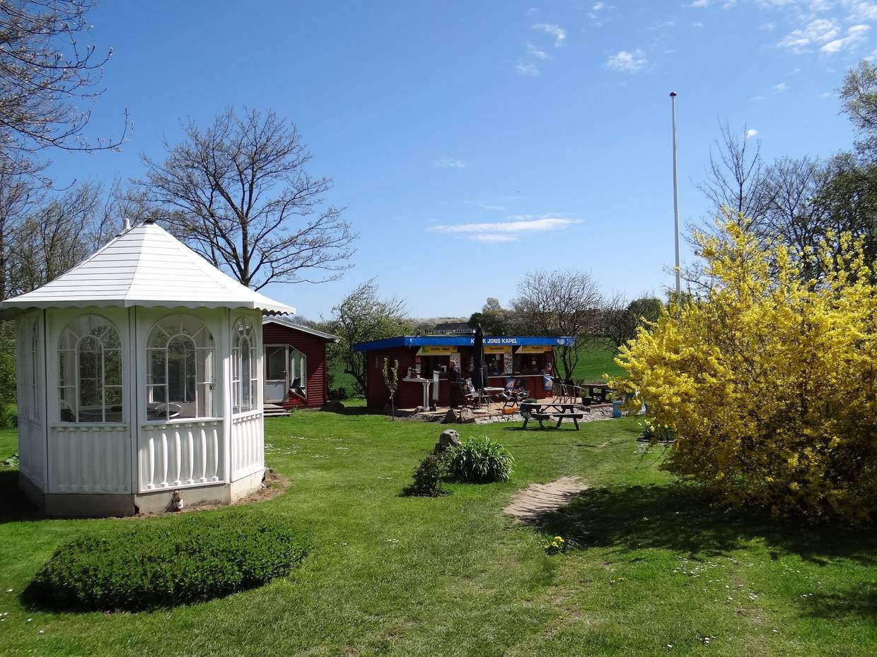 Kleiner Kiosk und ein weißer Pavillon in einem Garten