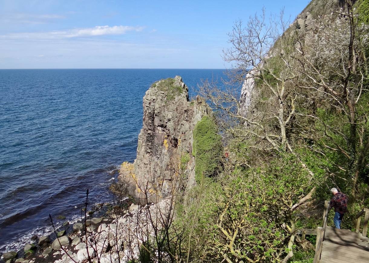 Granitfelsen im Meer vor einer Steilküste