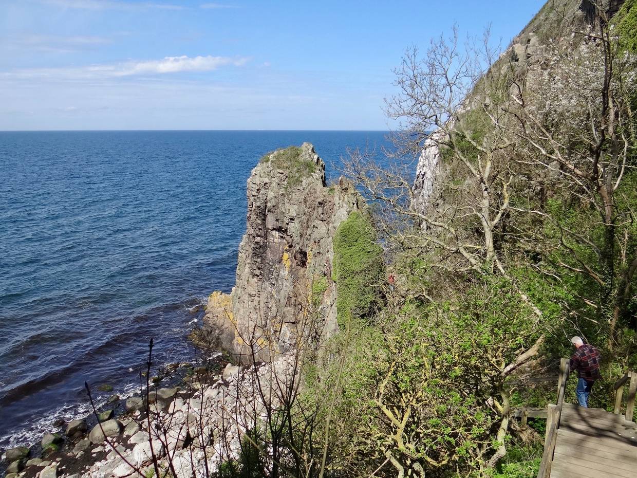 Granitfelsen im Meer vor einer Steilküste