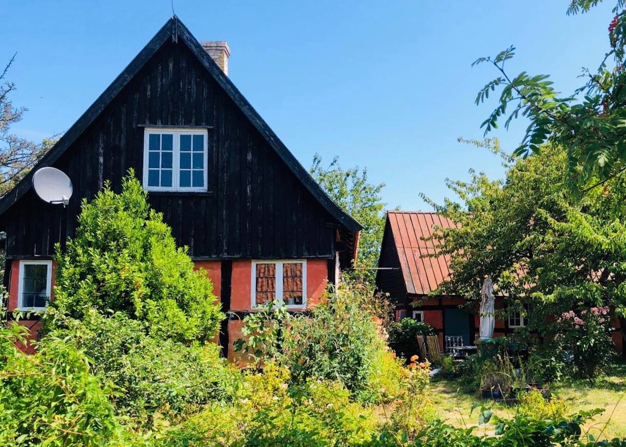 Rotes Fachwerkhaus mit üppigem Garten