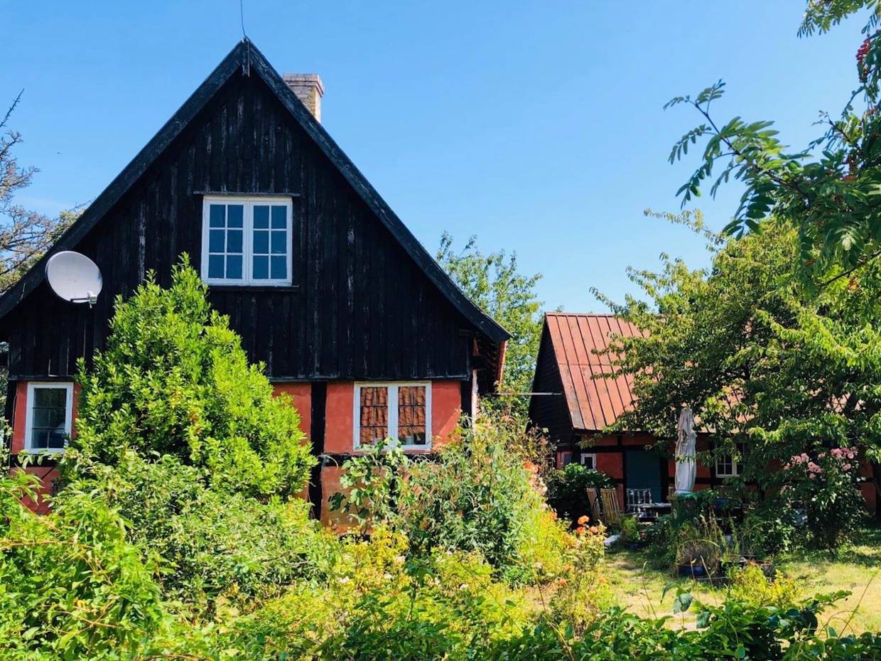Rotes Fachwerkhaus mit üppigem Garten