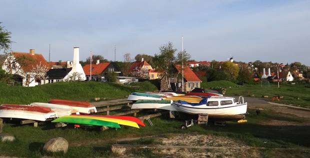 Blick vom Meer auf eine kleine Siedlung