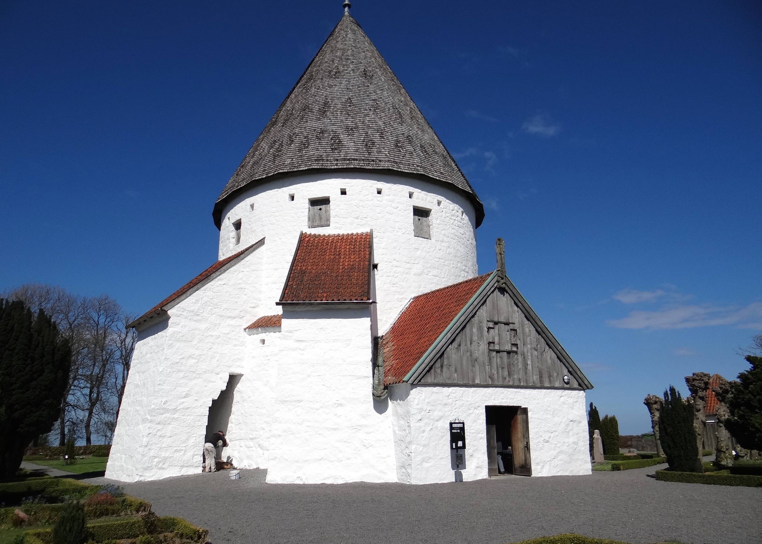 Weiße Rundkriche mit kleinem, rotgedecktzen Vorbau