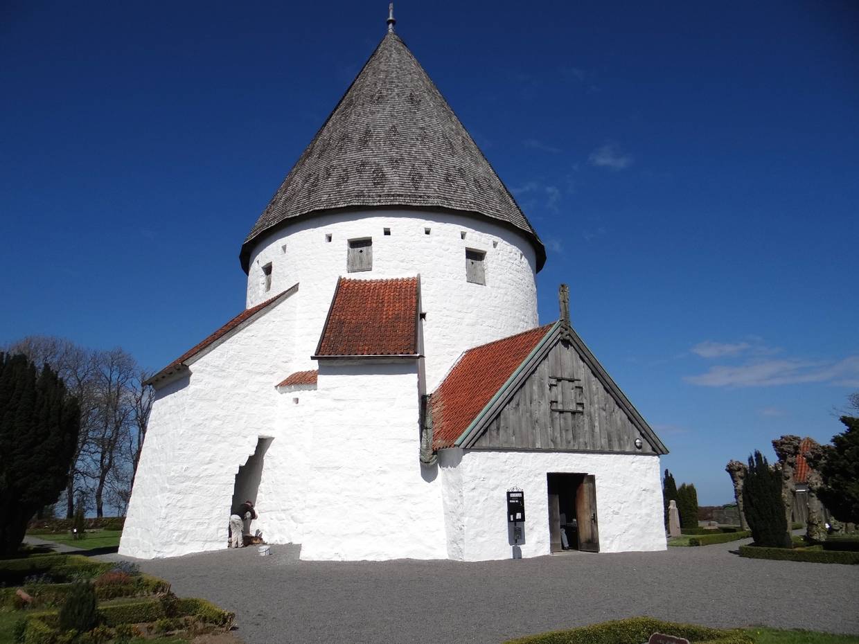 Weiße Rundkriche mit kleinem, rotgedecktzen Vorbau
