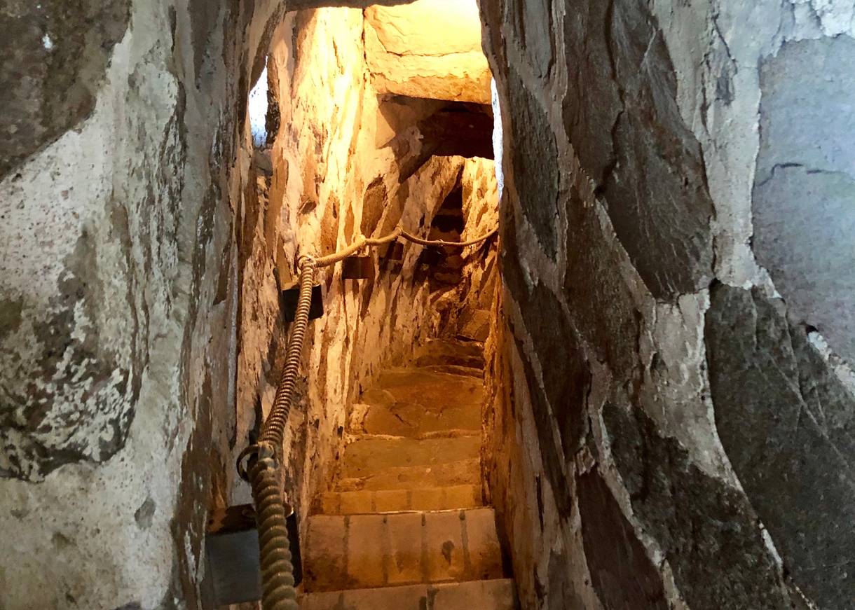Schmale Treppe in einem Feldsteinturm