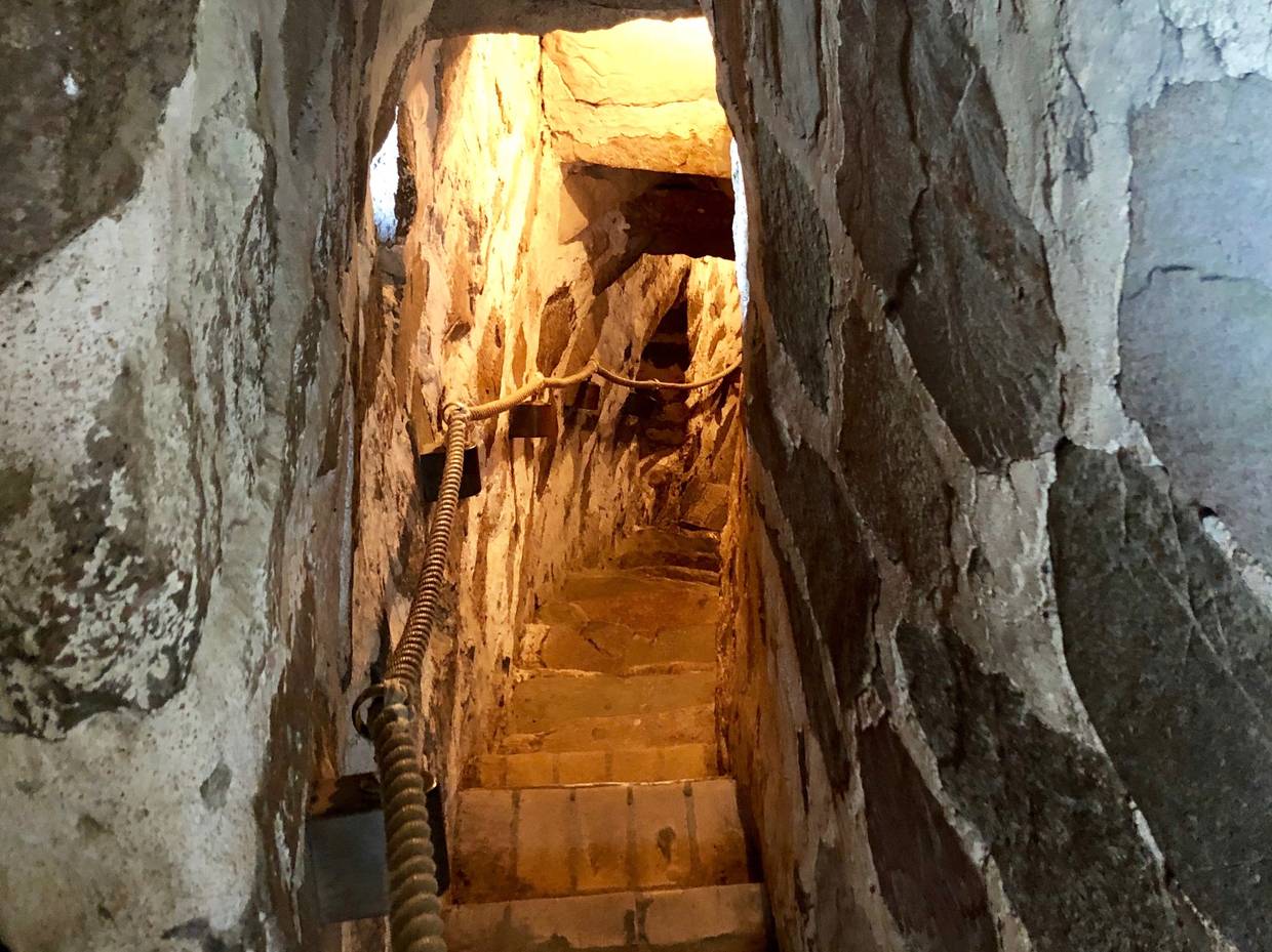 Schmale Treppe in einem Feldsteinturm