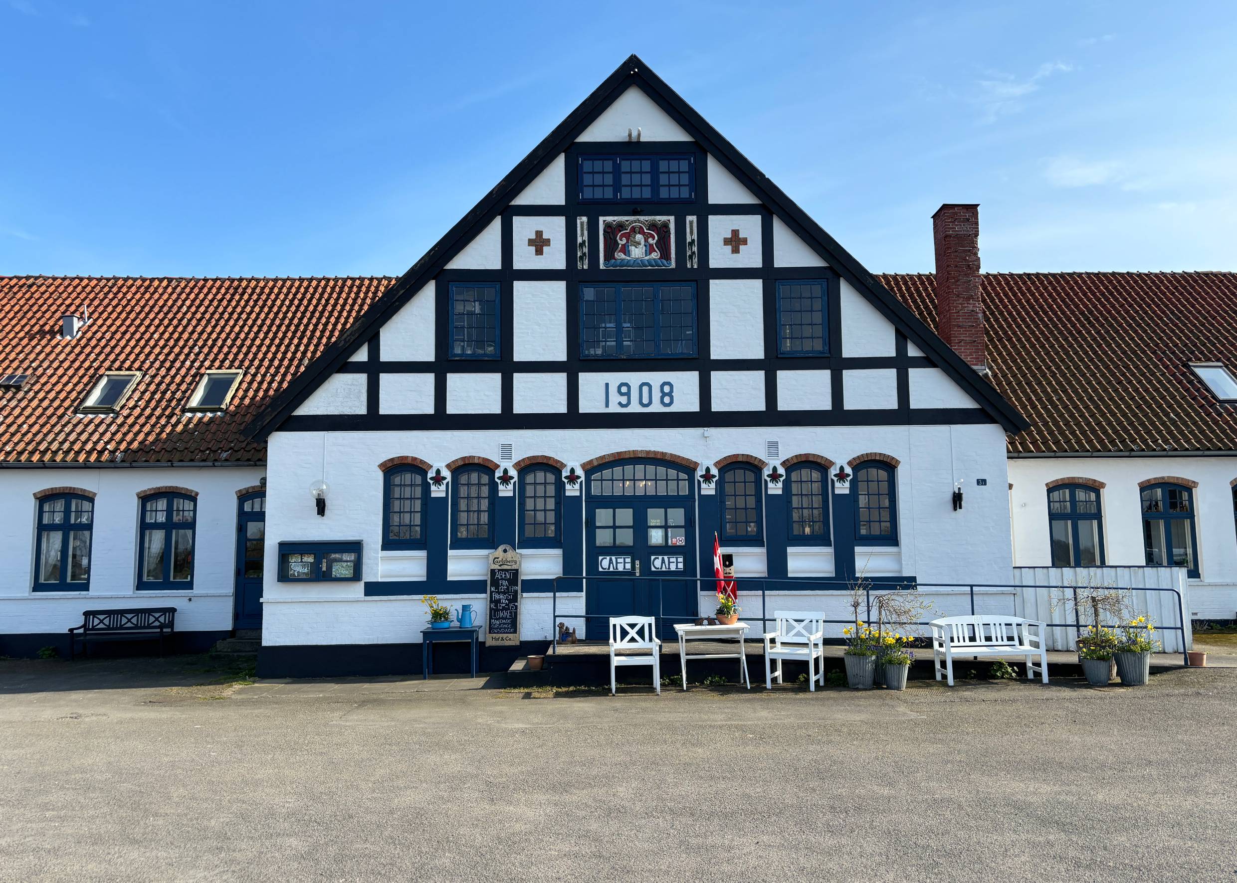 Großes altes Schulgebäude mit der Aufschrift Café an der Tür