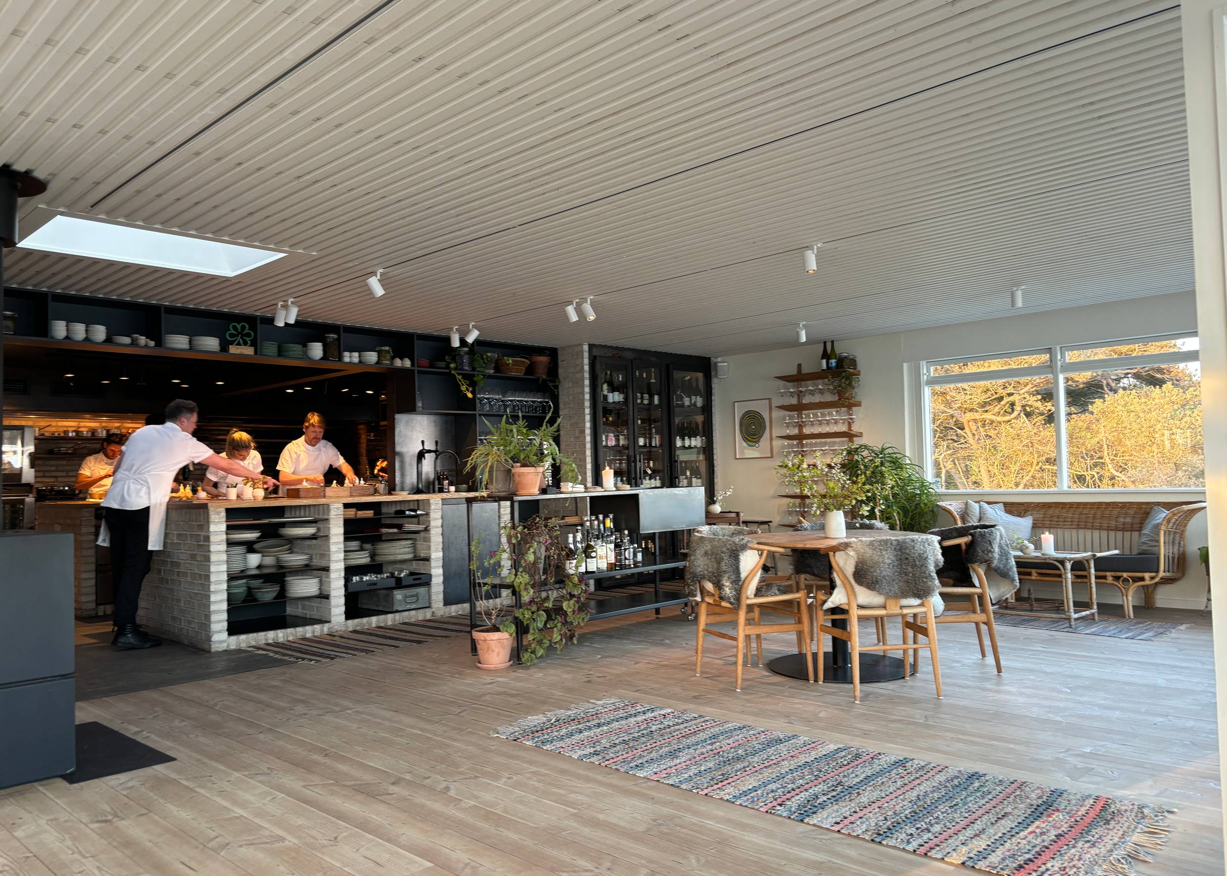 Innenansicht eines Restaurants mit Blick auf die offene Küche