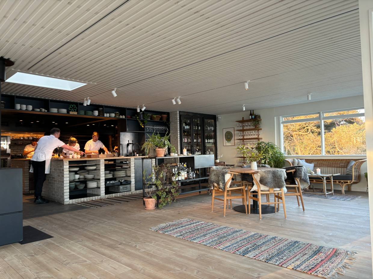Innenansicht eines Restaurants mit Blick auf die offene Küche