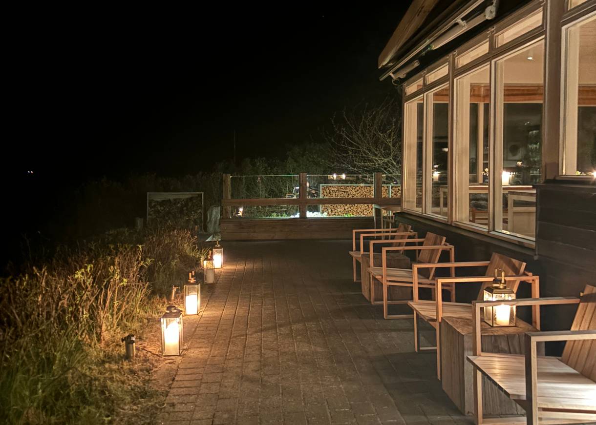 Restaurantterrasse im Dunkleln mit Laternen und lebendigem Licht