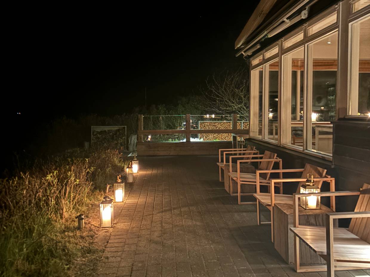 Restaurantterrasse im Dunkleln mit Laternen und lebendigem Licht