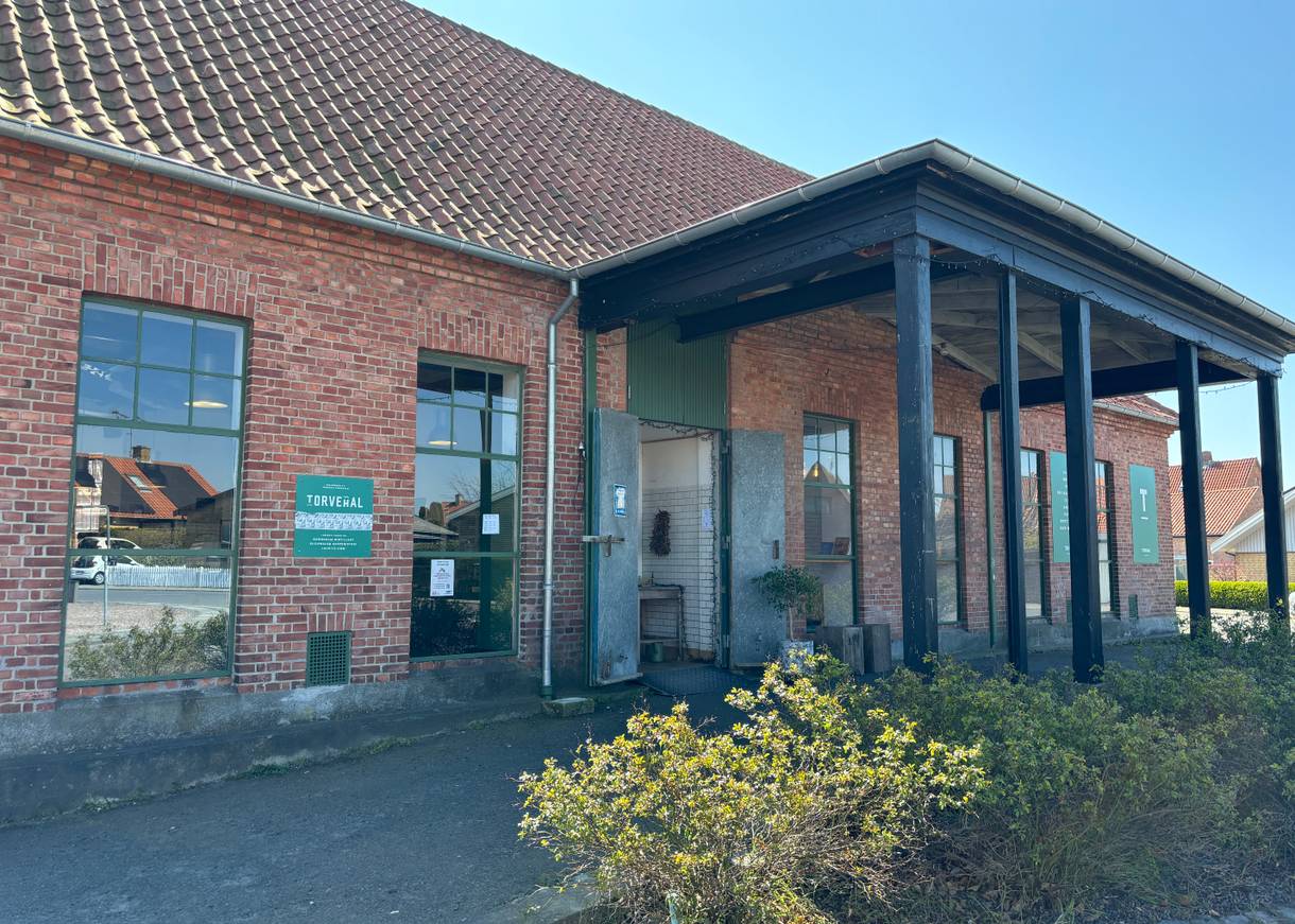 Eingang zu einer Markthalle in einem alten Backsteingebäude 