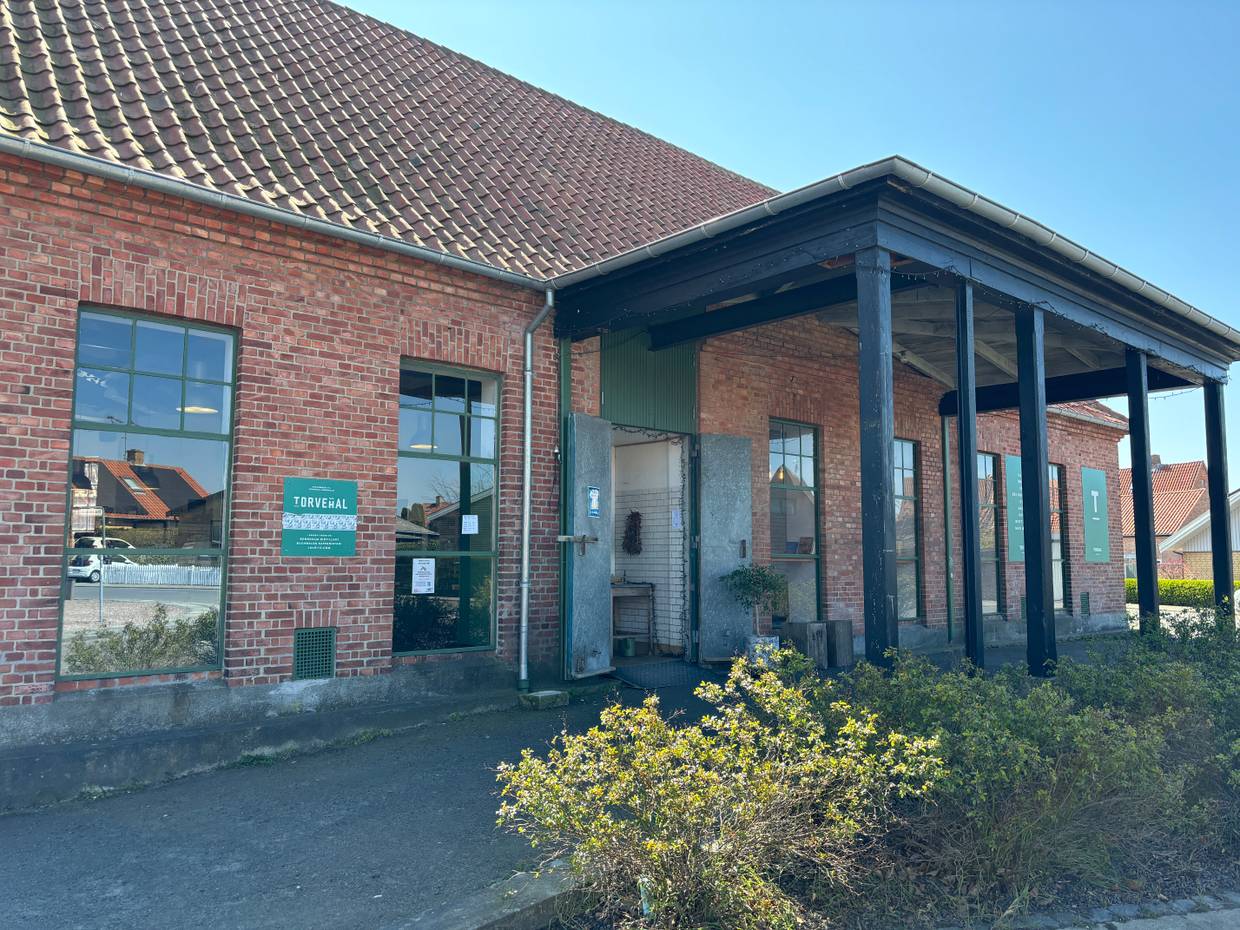 Eingang zu einer Markthalle in einem alten Backsteingebäude 