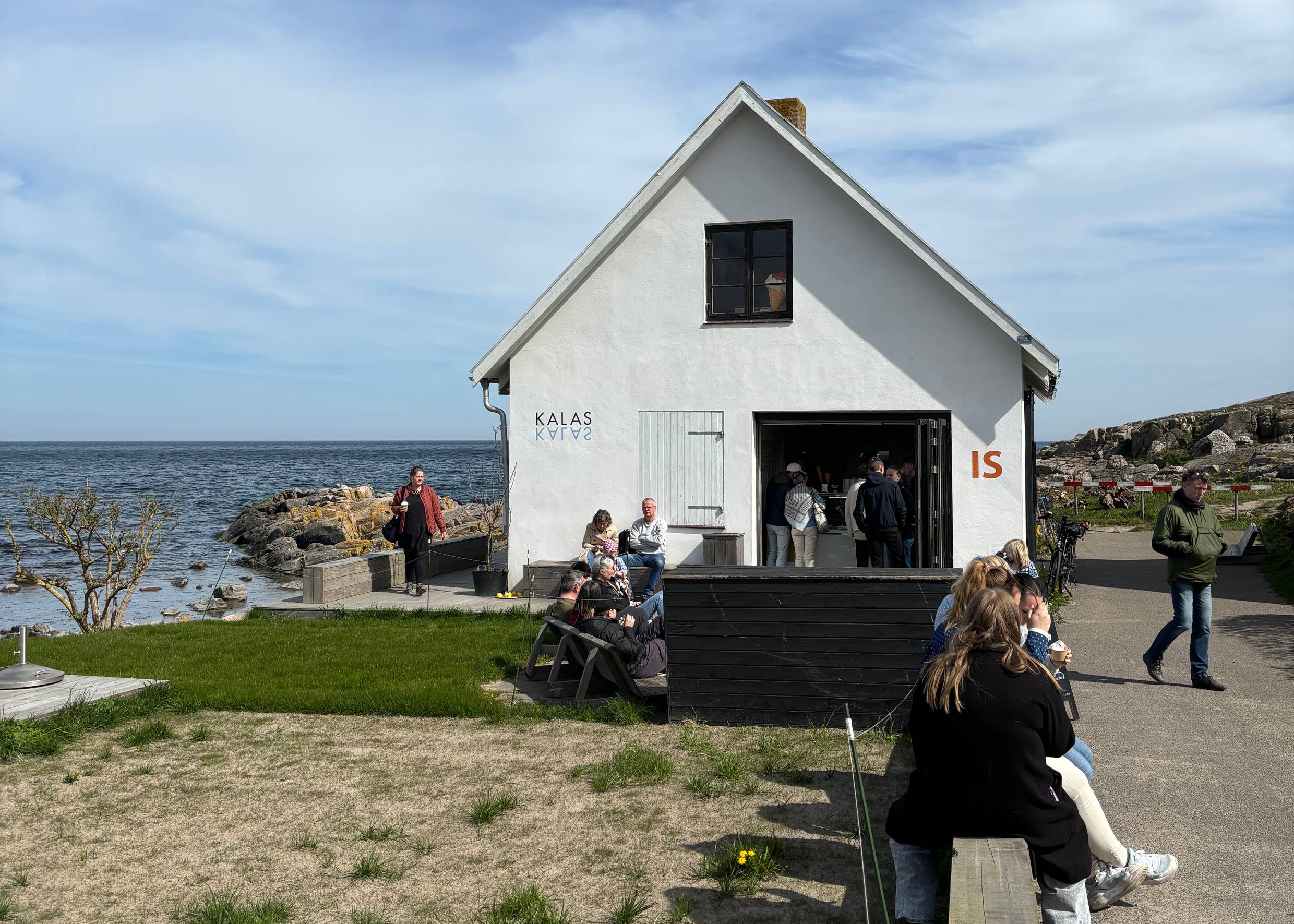 Weißes Steinhäuschen am Meer mit Eisbude