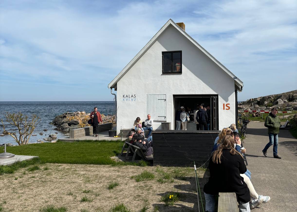 Weißes Steinhäuschen am Meer mit Eisbude