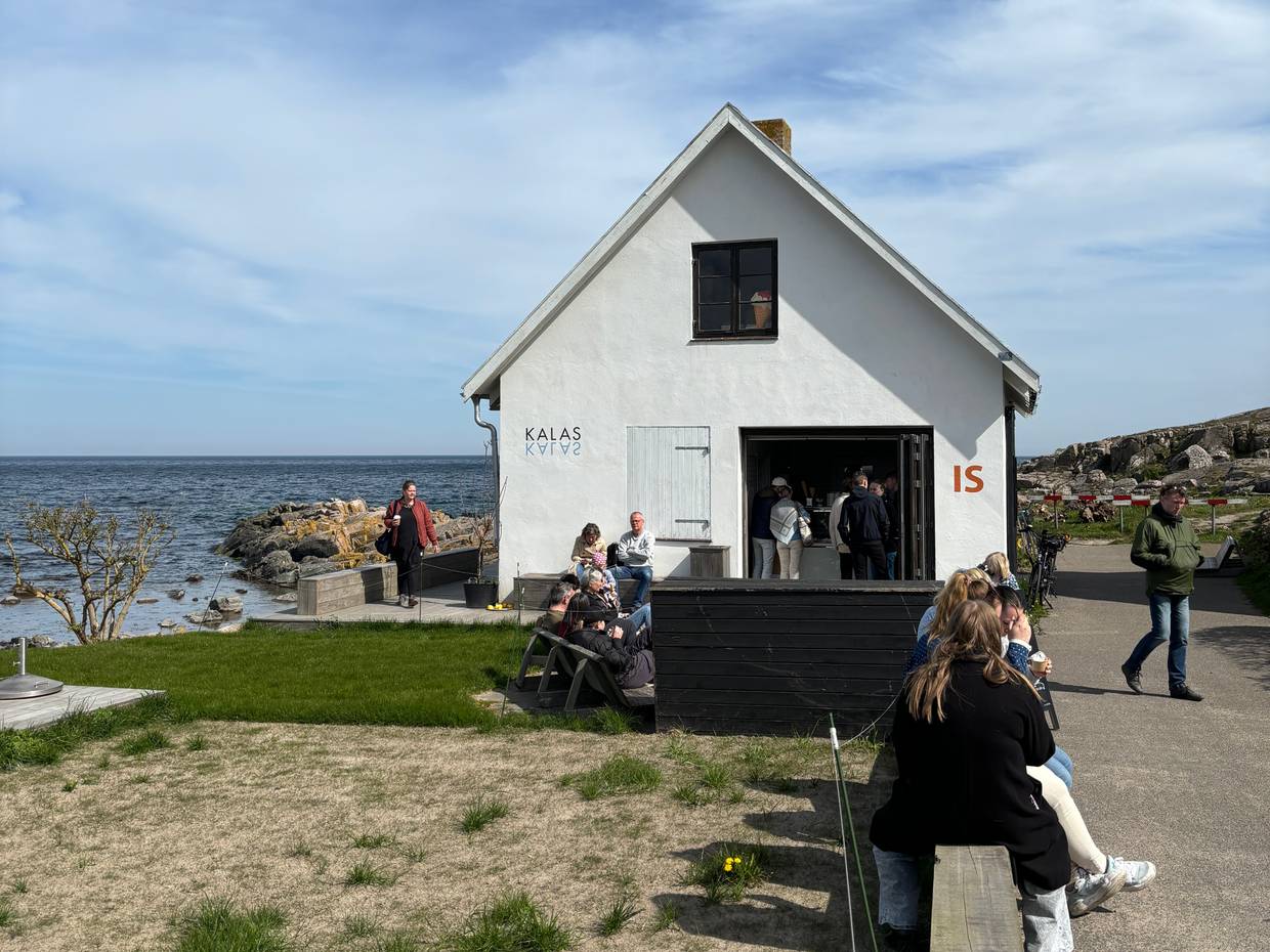Weißes Steinhäuschen am Meer mit Eisbude