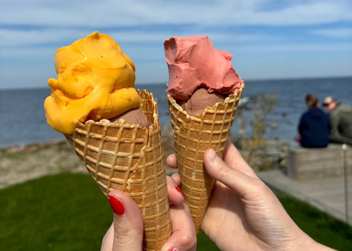 Nahaufnahme von zwei Hörnchen mit gelbem Sorbet und Erdbeereis