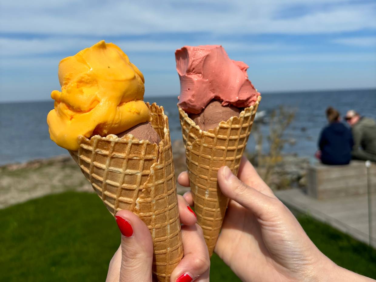 Nahaufnahme von zwei Hörnchen mit gelbem Sorbet und Erdbeereis