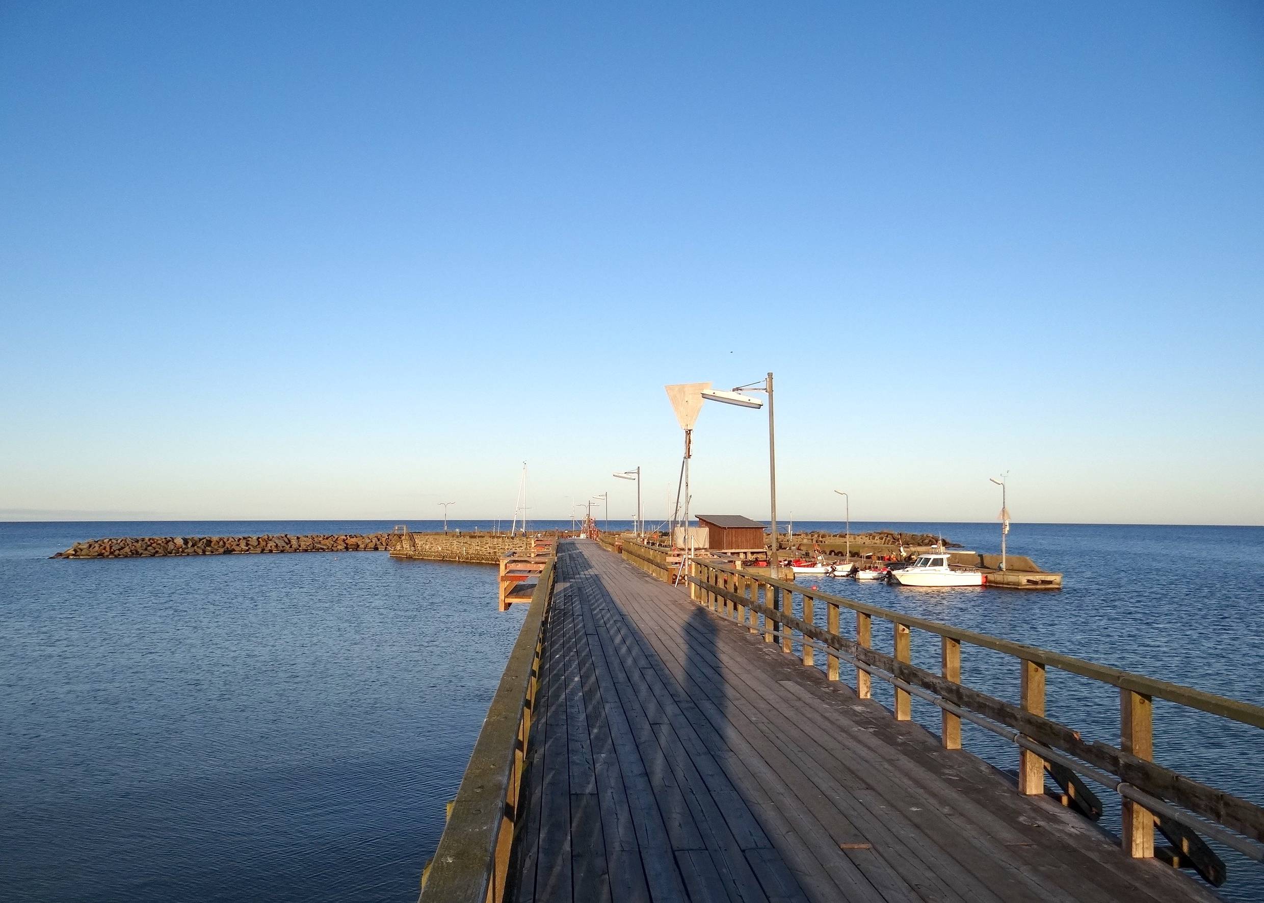 Holzsteg über das Wasser zum Hafenbecken
