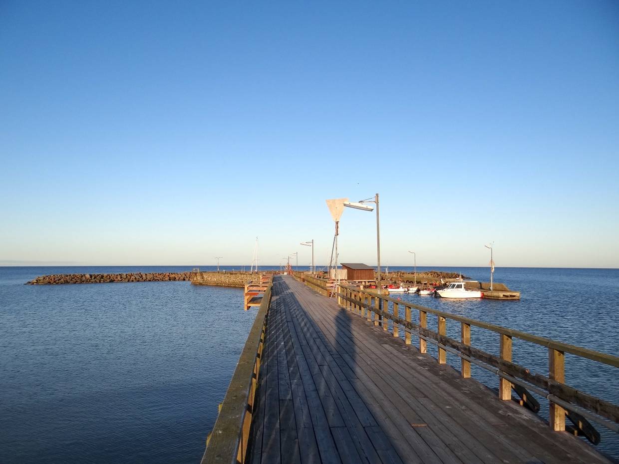 Holzsteg über das Wasser zum Hafenbecken