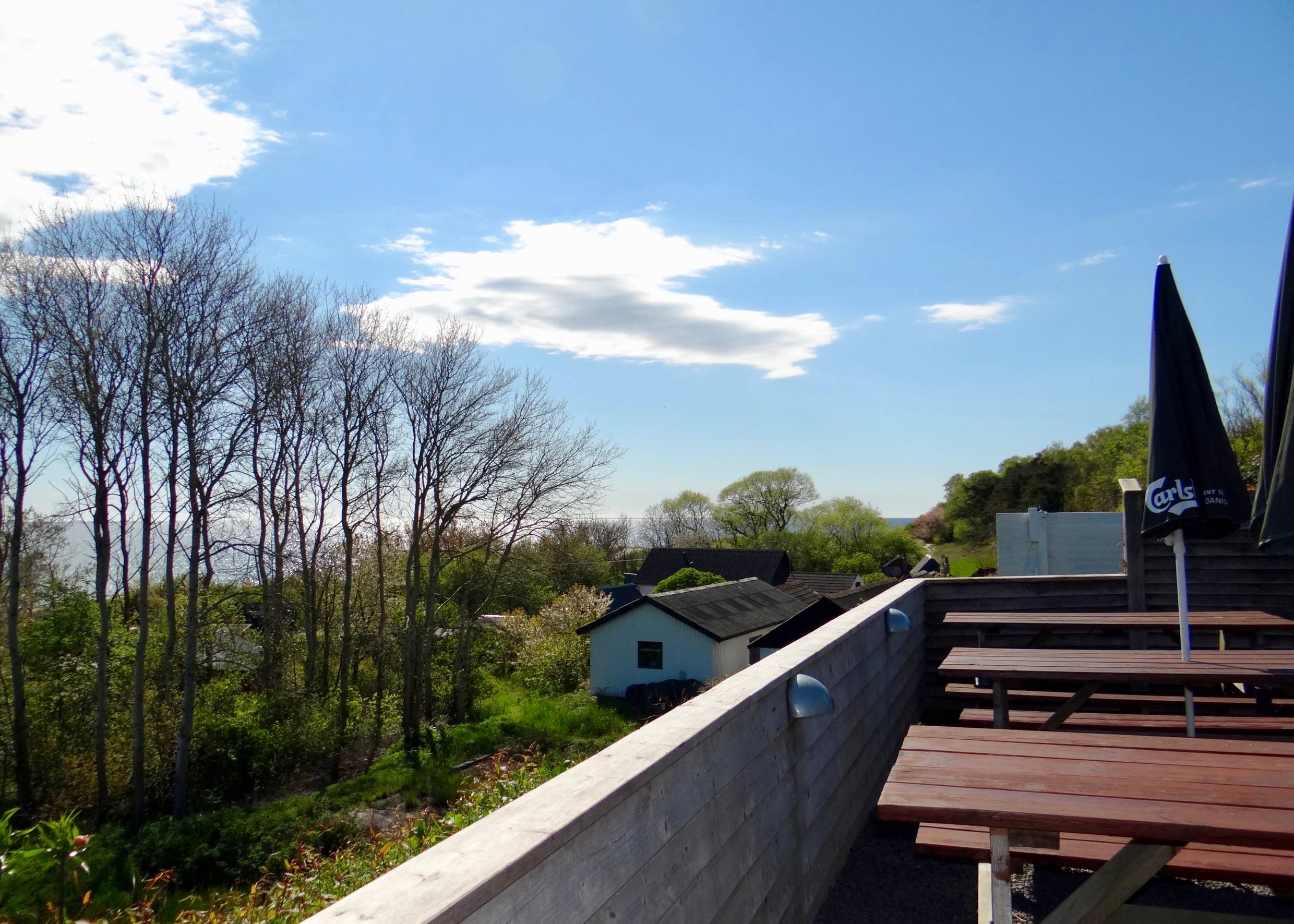 Terrasse eines Lokals mit Meerblick