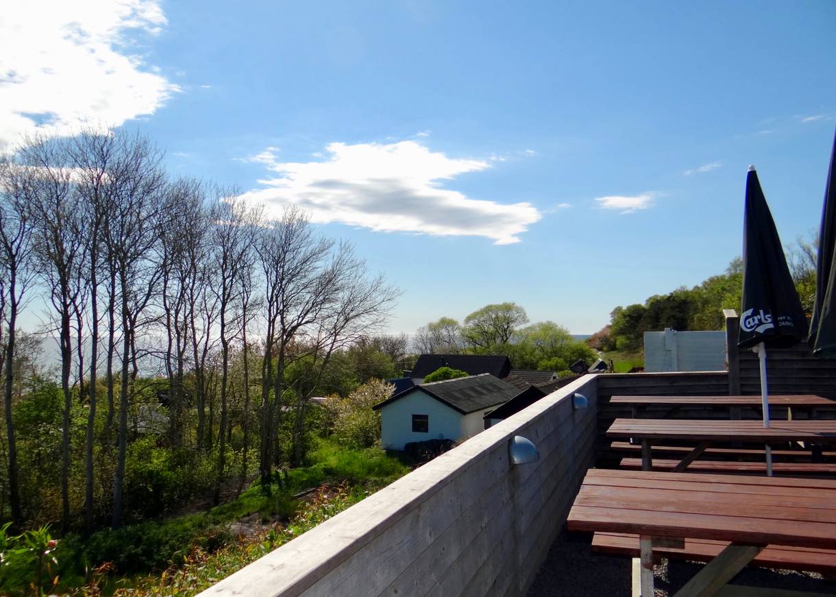 Terrasse eines Lokals mit Meerblick