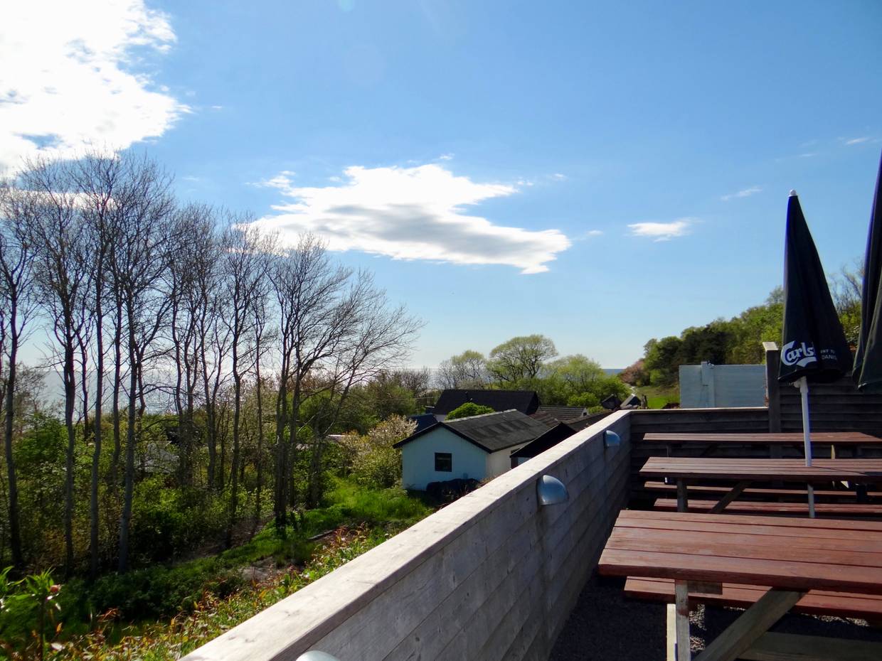 Terrasse eines Lokals mit Meerblick