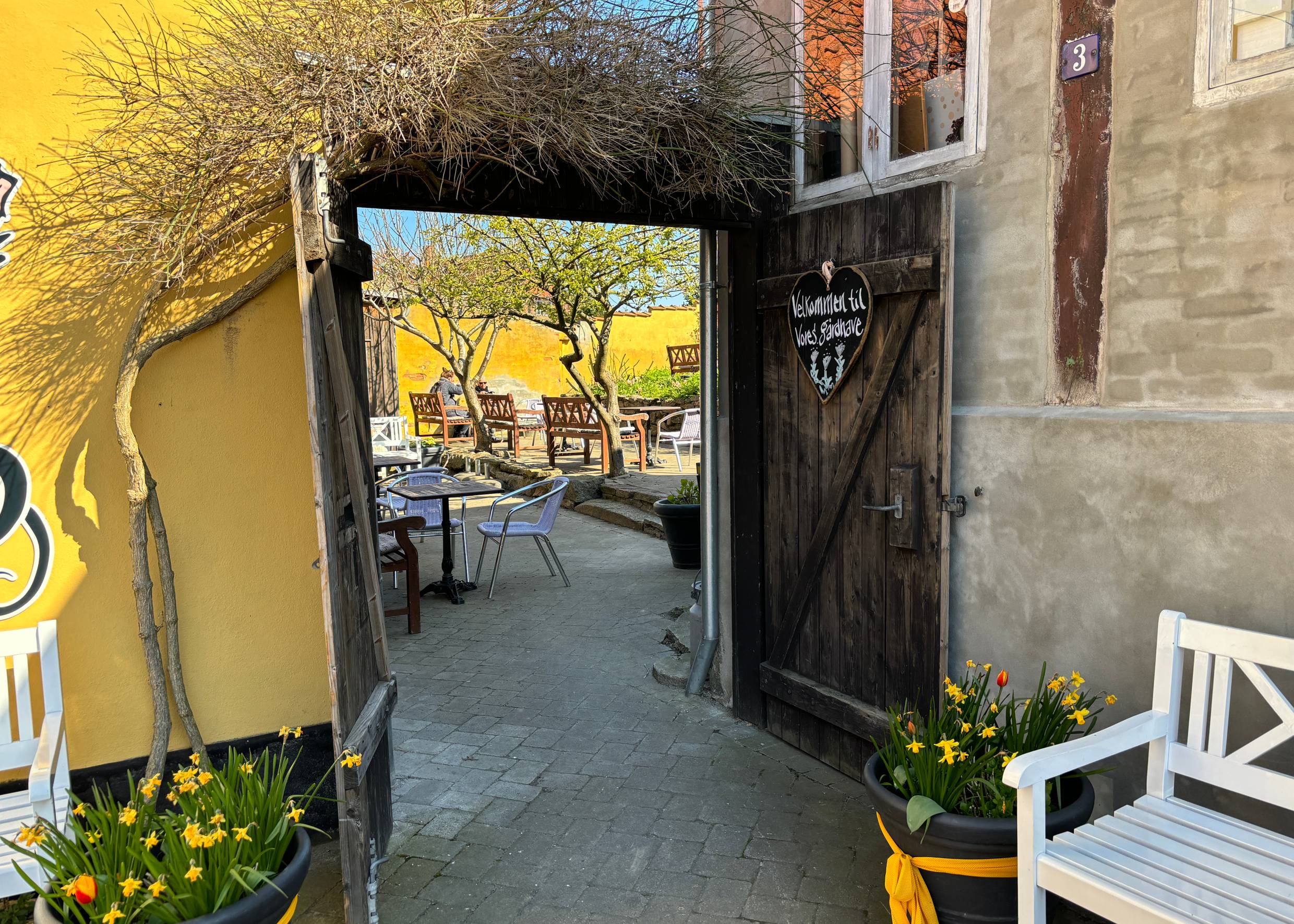 Blick in einem Innenhof mit Stühlen und Tischen