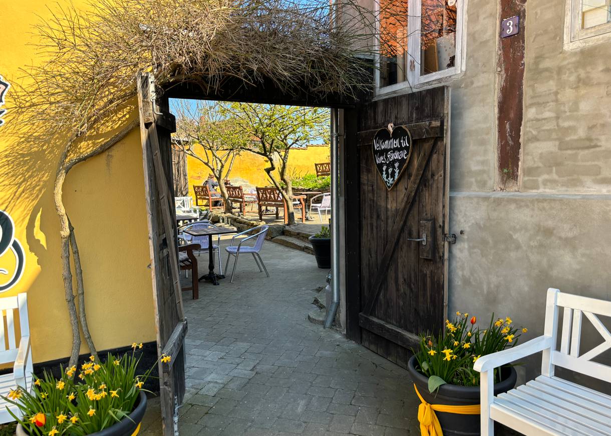Blick in einem Innenhof mit Stühlen und Tischen
