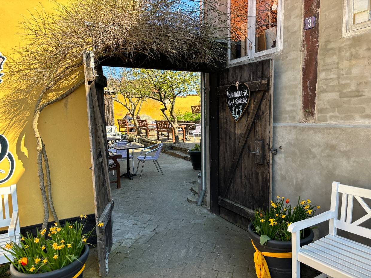 Blick in einem Innenhof mit Stühlen und Tischen