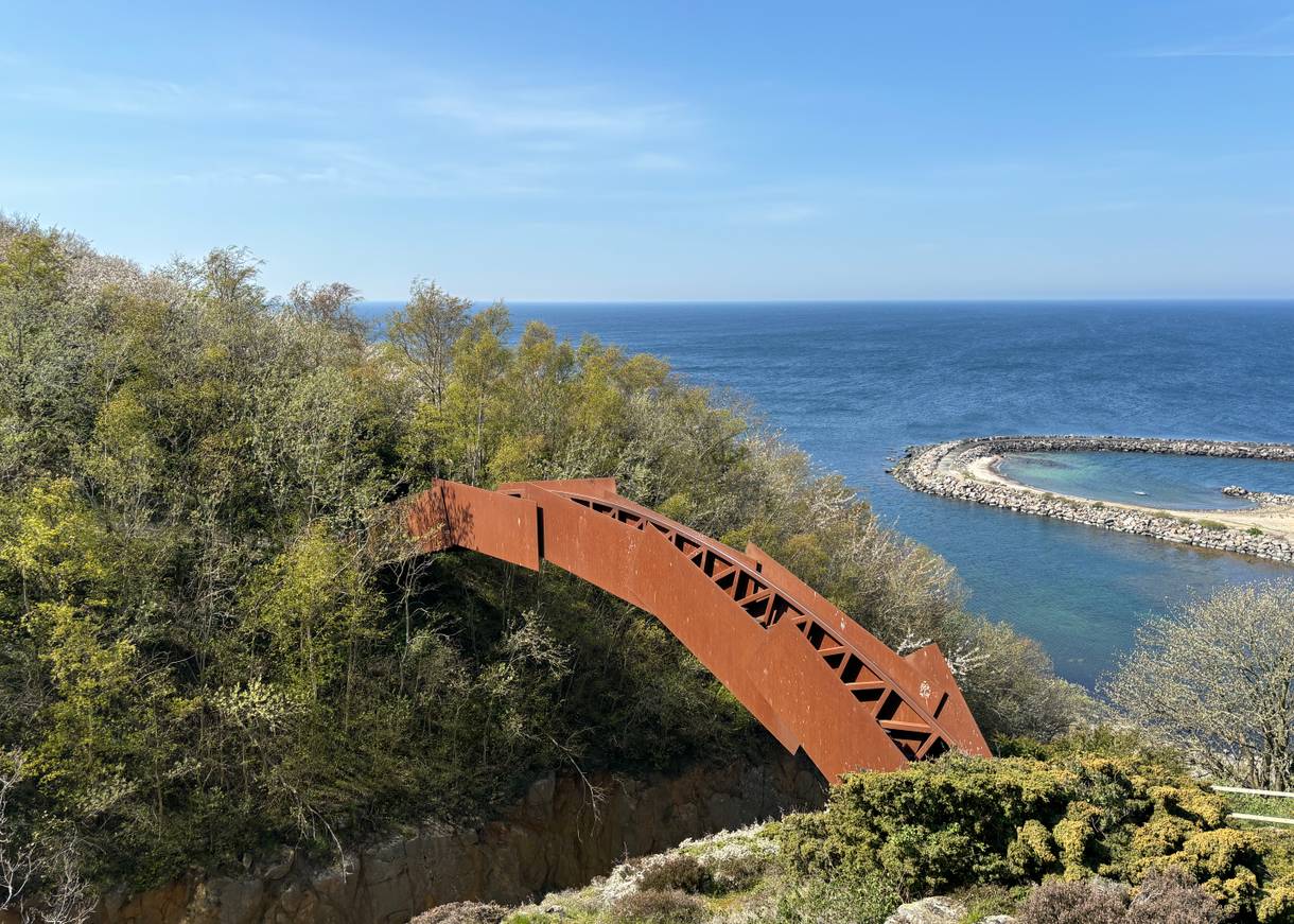 Brücke zwischen zwei Felswänden