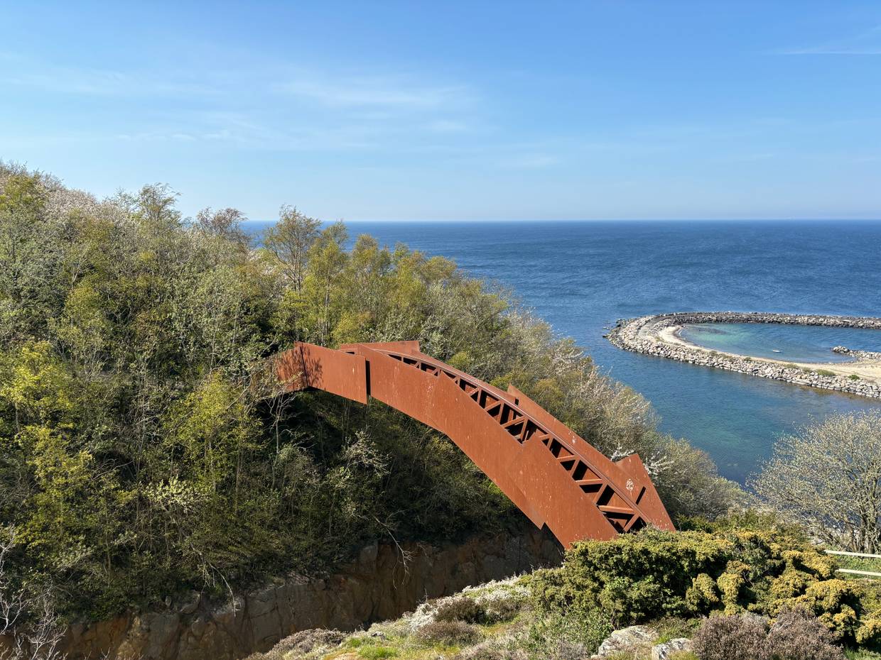 Brücke zwischen zwei Felswänden