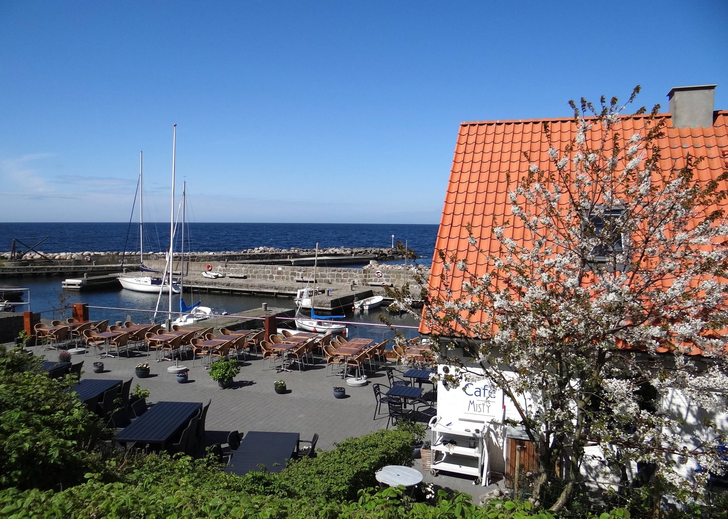 Terrasse eines Cafés mit vielen Sitzplätzen
