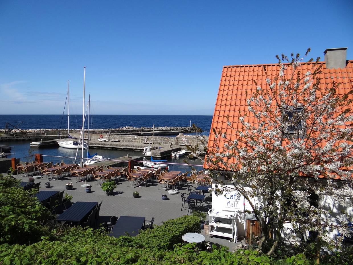 Terrasse eines Cafés mit vielen Sitzplätzen